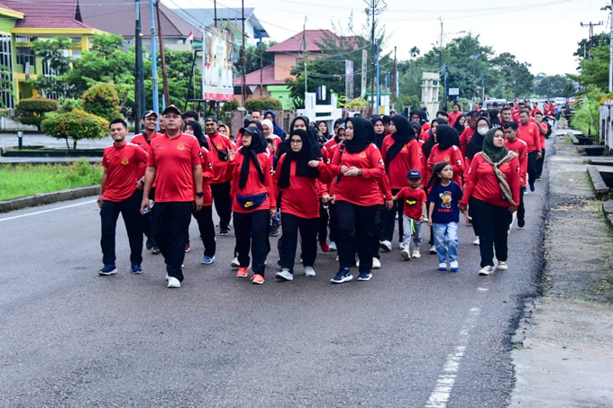 Kepala Kejari Bengkalis Rakhmad Budiman mengikuti gerak jalan santai dalam rangka menyambut Hari Bhakti Adiyaksa ke-62 tahun, Rabu (20/7/2022).